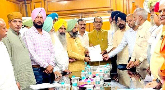 ਨਾਭਾ: ਕੇਂਦਰੀ ਮੰਤਰੀ ਸਿਵਰਾਜ ਚੌਹਾਨ ਨੂੰ ਮੰਗ ਪੱਤਰ ਦਿੰਦੇ ਪੰਜਾਬ ਕਿਸਾਨ ਸੰਘ ਆਗੂ।