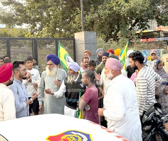 Chip Meters Punjab: ਕਿਸਾਨ ਯੂਨੀਅਨ ਵੱਲੋਂ ਚਿੱਪ ਵਾਲੇ ਮੀਟਰ ਲਾਉਣ ਆਏ ਬਿਜਲੀ ਮੁਲਾਜ਼ਮਾਂ ਦਾ ਘਿਰਾਓ Chip Meters Punjab