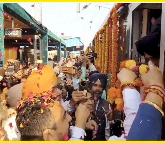 Vande Bharat Welcome Faridkot: ਫਰੀਦਕੋਟ ਰੇਲਵੇ ਸਟੇਸ਼ਨ ‘ਤੇ ਵੰਦੇ ਭਾਰਤ ਐਕਸਪ੍ਰੈਸ ਦਾ ਭਰਵਾਂ ਸਵਾਗਤ Vande Bharat Welcome Faridkot