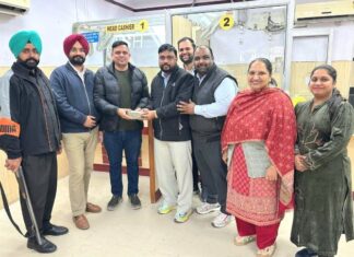 Honesty: ਬੈਂਕ ਸਟਾਫ ਨੇ ਦਿਖਾਈ ਇਮਾਨਦਾਰੀ, ਦੋ ਲੱਖ ਅਸਲ ਮਾਲਿਕ ਨੂੰ ਸੌਂਪਿਆ Honesty