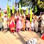 Chip Meter News: ਚਿੱਪ ਵਾਲੇ ਮੀਟਰ ਪੁੱਟ ਕੇ ਬਿਜਲੀ ਮਹਿਕਮੇ ਨੂੰ ਸੌਂਪੇ, ਕੀਤੀ ਨਾਅਰੇਬਾਜ਼ੀ Chip-Meter-News