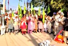 Chip Meter News: ਚਿੱਪ ਵਾਲੇ ਮੀਟਰ ਪੁੱਟ ਕੇ ਬਿਜਲੀ ਮਹਿਕਮੇ ਨੂੰ ਸੌਂਪੇ, ਕੀਤੀ ਨਾਅਰੇਬਾਜ਼ੀ Chip-Meter-News