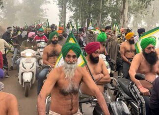 Farmers Protest: ਹੜ੍ਹਾਂ ਕਾਰਨ ਹੋਏ ਨੁਕਸਾਨ ਦਾ ਮੁਆਵਜ਼ਾ ਨਾ ਮਿਲਣ ’ਤੇ ਕਿਸਾਨਾਂ ਨੇ ਨੰਗੇ ਧੜ ਕੱਢਿਆ ਮਾਰਚ Farmers Protest