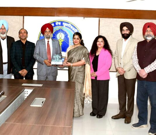 Guru Nanak Dev University: ਵਾਈਸ ਚਾਂਸਲਰ ਪ੍ਰੋ. ਕਰਮਜੀਤ ਸਿੰਘ ‘ਚੇਂਜ ਮੇਕਰ ਆਫ਼ ਦਿ ਈਅਰ 2025’ ਐਵਾਰਡ ਨਾਲ ਸਨਮਾਨਿਤ Guru-Nanak-Dev-University