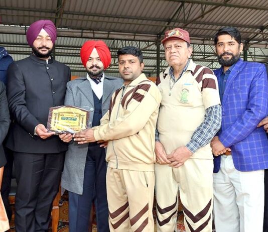 Malout News: ਅੱਖਾਂ ਦਾਨ ਸੰਮਤੀ ਮਲੋਟ ਨੂੰ ਗਣਤੰਤਰ ਦਿਵਸ ਸਮਾਰੋਹ ਮੌਕੇ ਕੀਤਾ ਸਨਮਾਨਿਤ Malout News