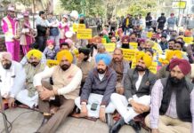 AAP Protest: ਕਾਂਗਰਸੀਆਂ ਦੀ ਗਲਤ ਬਿਆਨਬਾਜ਼ੀ ਦੇ ਵਿਰੋਧ ਵਿੱਚ ਆਪ ਵੱਲੋਂ ਰੋਸ ਧਰਨਾ AAP Protest