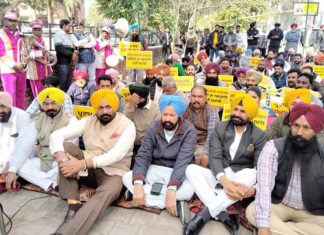 AAP Protest: ਕਾਂਗਰਸੀਆਂ ਦੀ ਗਲਤ ਬਿਆਨਬਾਜ਼ੀ ਦੇ ਵਿਰੋਧ ਵਿੱਚ ਆਪ ਵੱਲੋਂ ਰੋਸ ਧਰਨਾ AAP Protest
