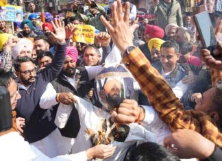 ਕਾਂਗਰਸ ਖਿਲਾਫ ‘ਆਪ’ ਨੇ ਪੰਜਾਬ ਭਰ ਵਿੱਚ ਕੀਤੇ ਵਿਰੋਧ ਪ੍ਰਦਰਸਨ, ਪ੍ਰਤਾਪ ਬਾਜਵਾ ਨੇ ਮੰਤਰੀ ਈਟੀਓ ’ਤੇ ਕੀਤੀ ਸੀ ਜਾਤੀਵਾਦੀ ਟਿੱਪਣੀ